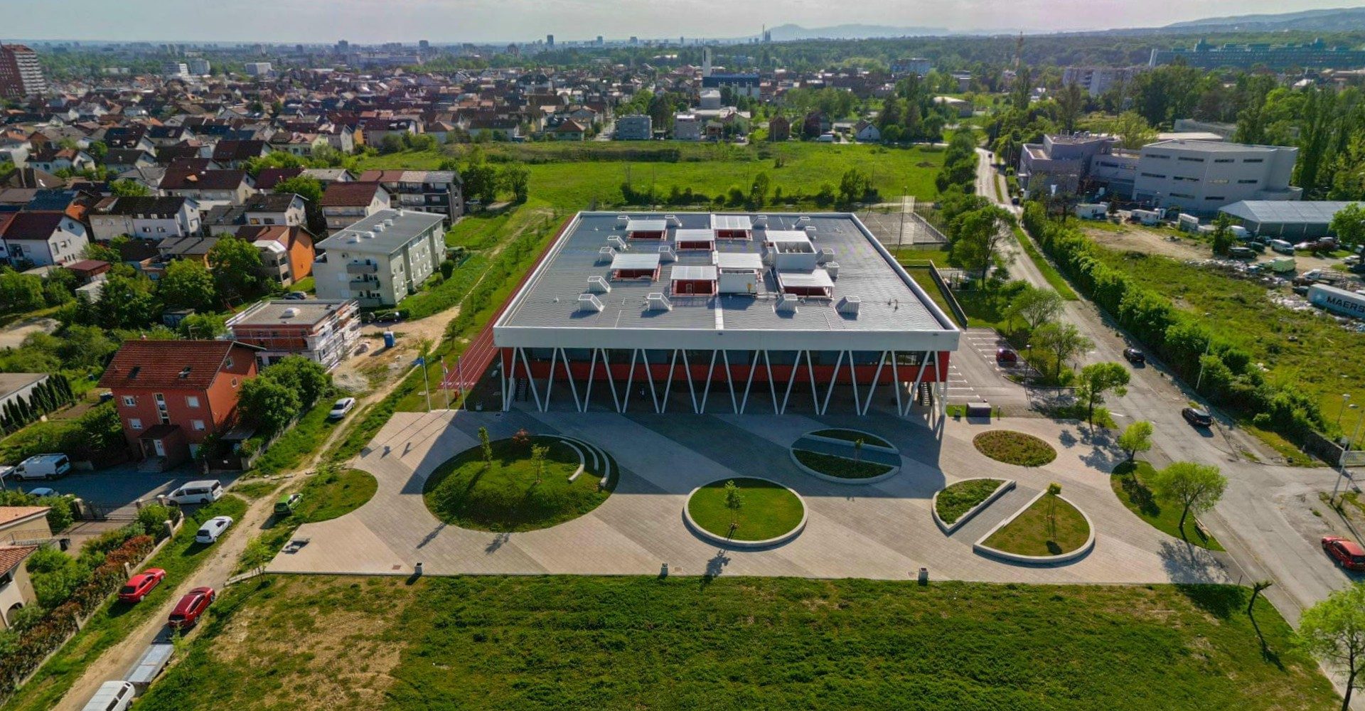 Zračni pogled na XII. gimnaziju u Zagrebu s nizom čeličnih V-stupova